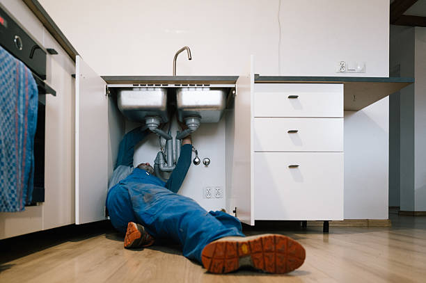 Professional Emergency Plumber technician working in Kellogg, IA